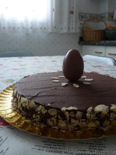 Mona de xocolata i ametlles
